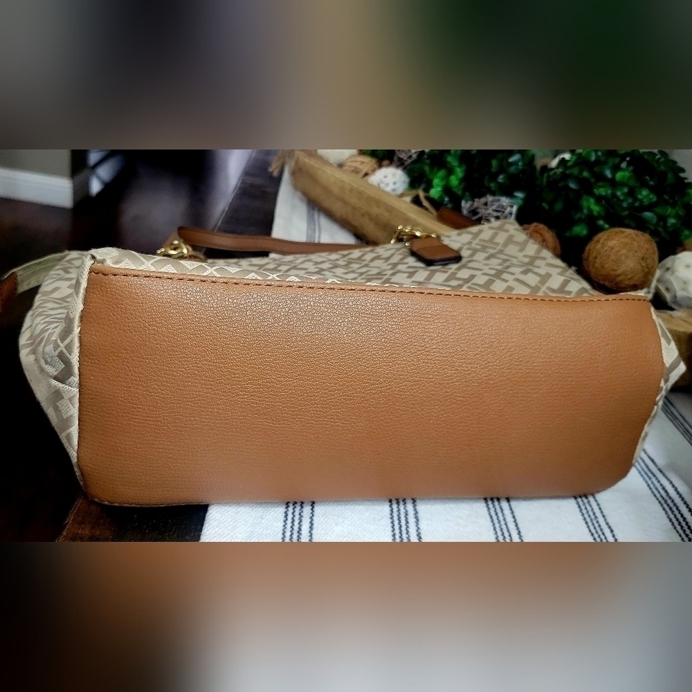 Tommy Hilfiger Large Logo Purse Beige Gold Accents Tote Handbag. - Picture 5 of 10